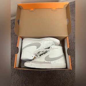 NIKE W BLAZER MID '77 - SAIL/LIGHT BONE-SAIL-BLACK